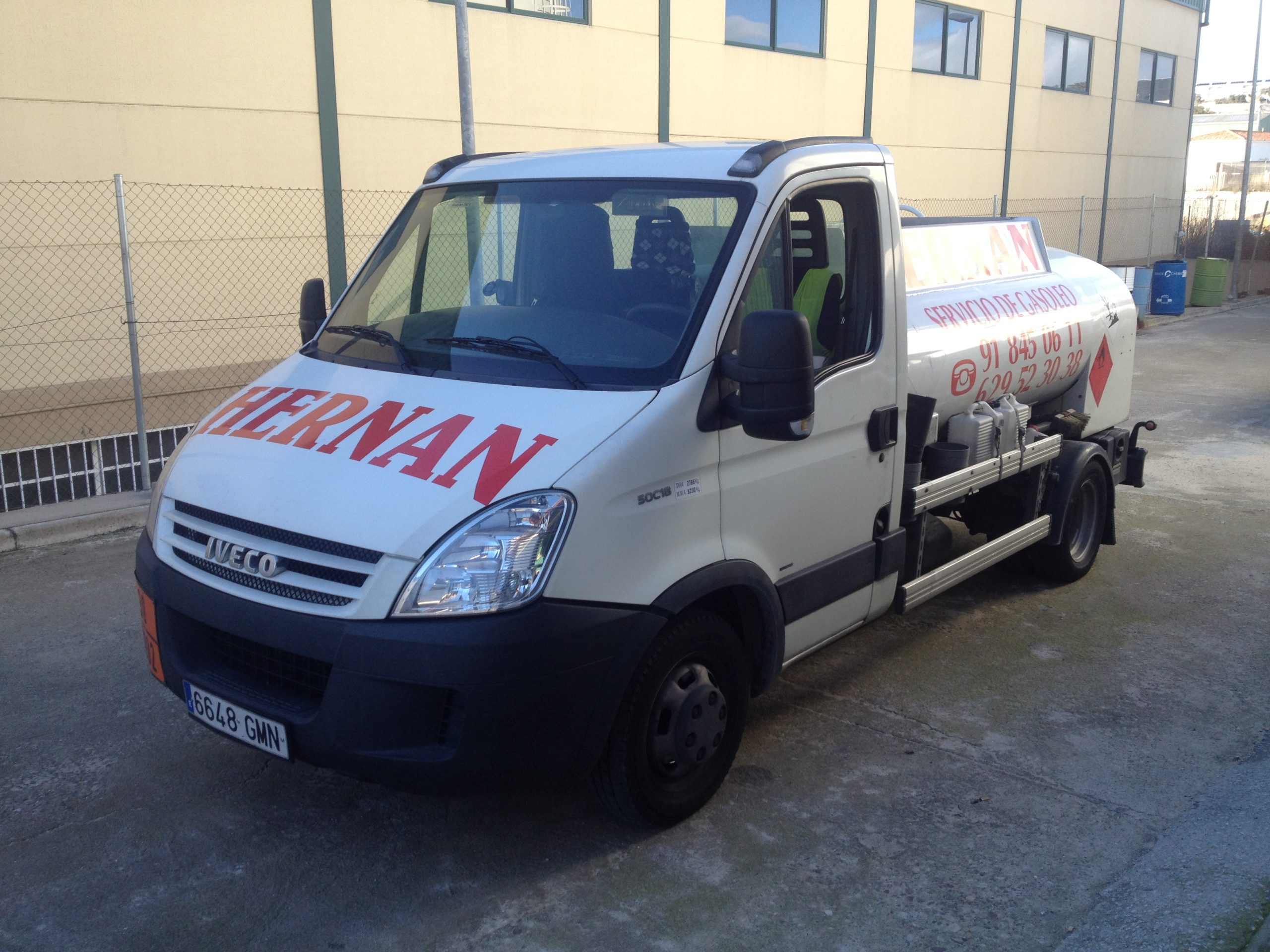 Furgoneta de distribución de gasóleos IVECO PACO